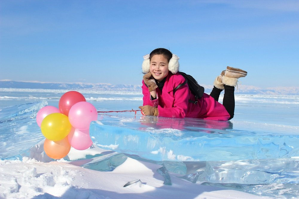 Путевки на байкал цены 2024 на двоих. Байкал 2022. Байкал экскурсии зимой. Фотосессия на Байкале зимой. Курорты Байкала зимой.
