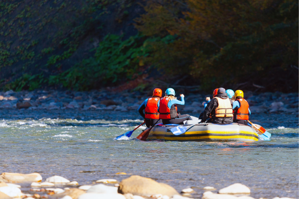Туристы сплавляются по реке Белой