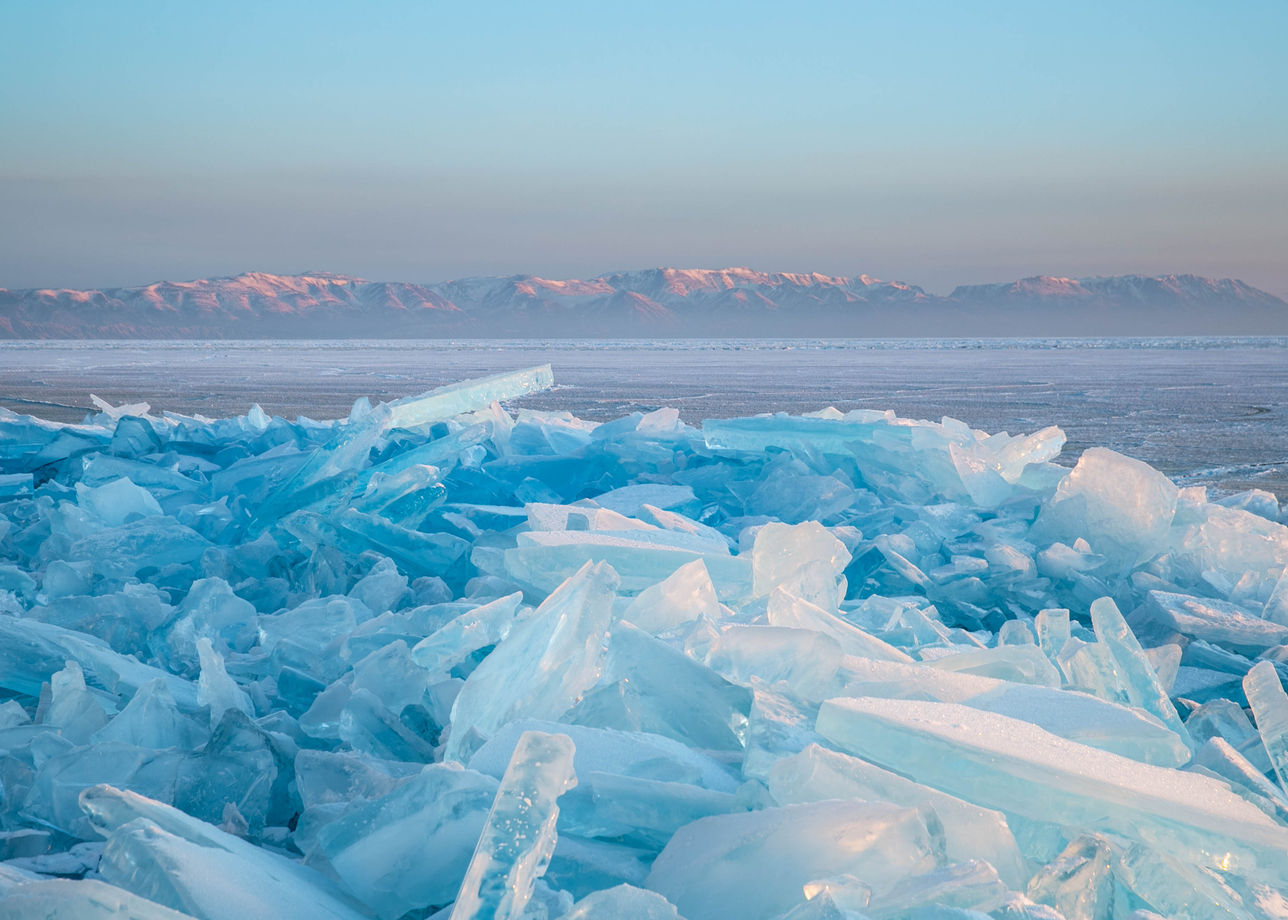 Океан покрытый льдом. Листвянка Байкал лед. Листвянка зимний Байкал лед. Торосы на Байкале. Лед Байкала Торосы.
