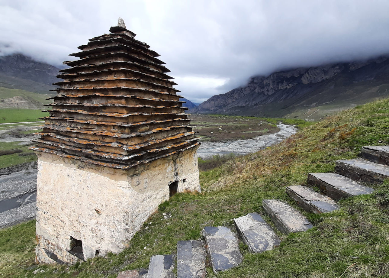 Средневековая скальная крепость Дзивгис