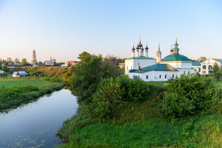 Русская деревня на берегу реки Каменка