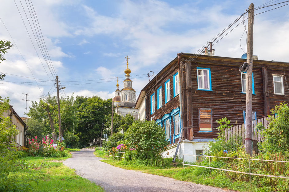 Улица с видом на церковь